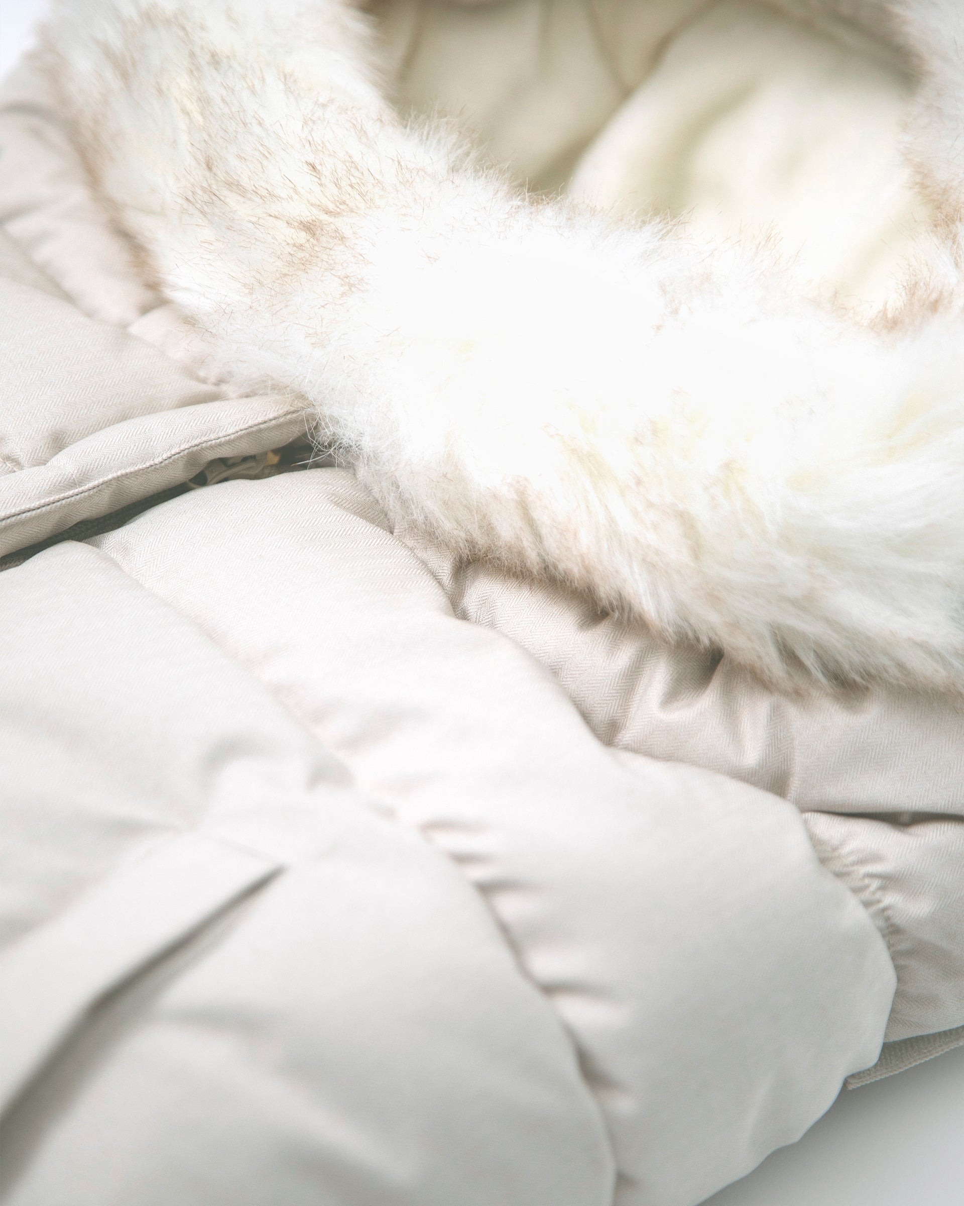 Heather Beige - White Faux Fur//