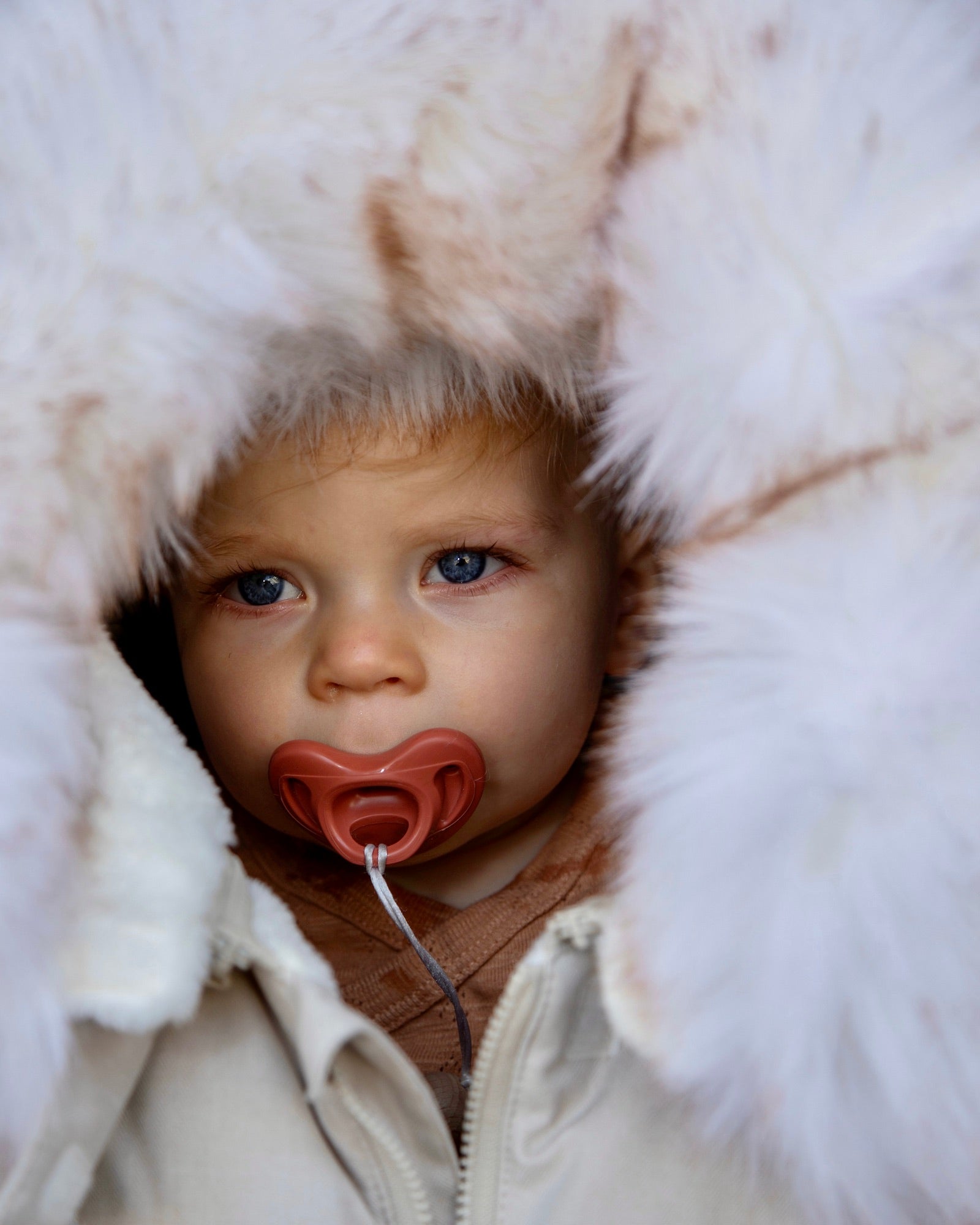 Heather Beige - White Faux Fur//