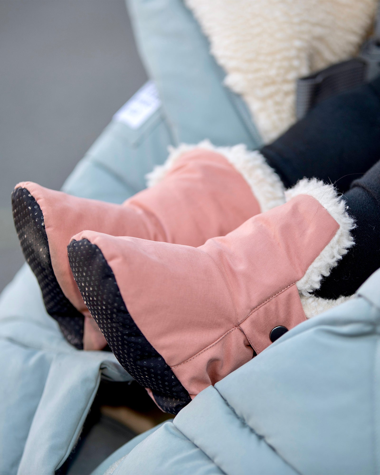 7AM Enfant Benji Plush Mittens - Rose Dawn main image 0