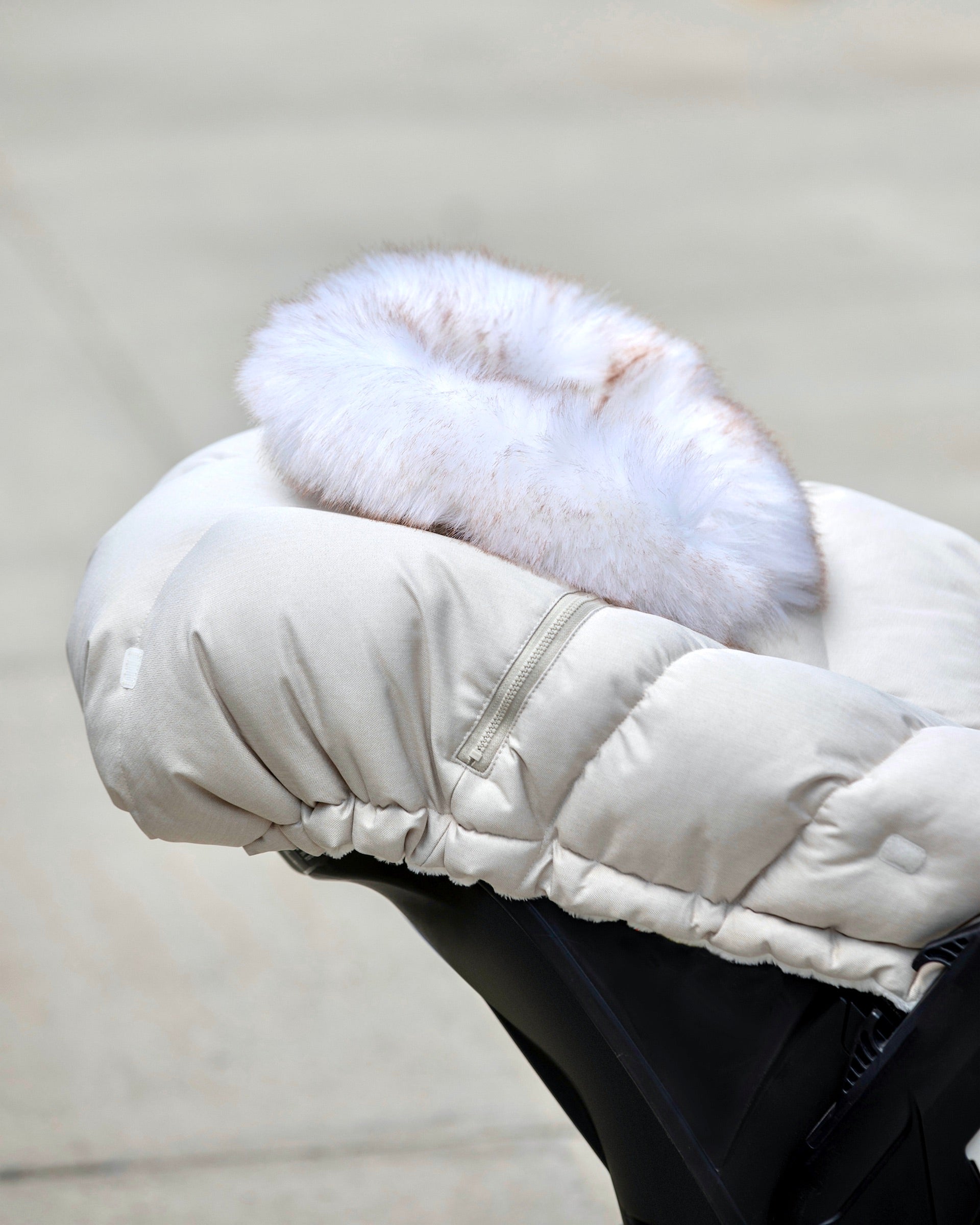 Heather Beige - White Faux Fur//